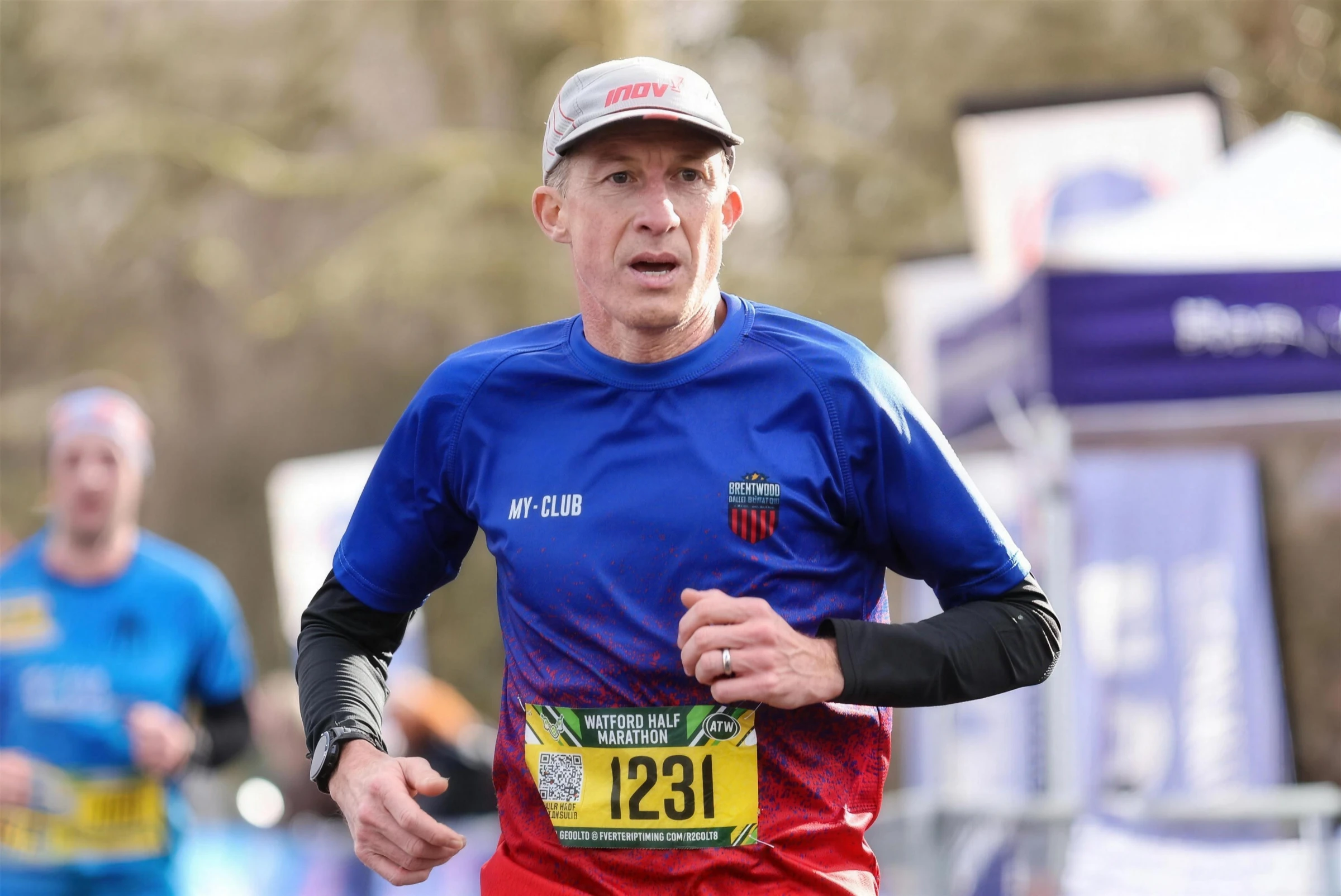Elliot Worth running the Watford Half Marathon in a Beagles club top and cap, February 2024